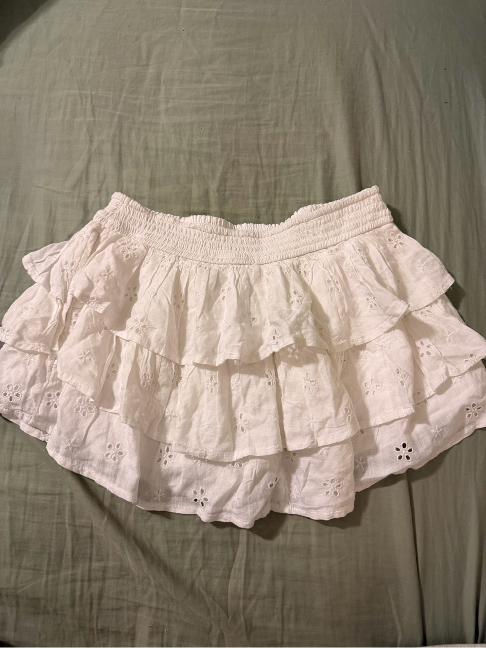 NEW!! Women’s Hollister White Tiered Eyelet Mini Skirt Size S - Picture 2 of 4
